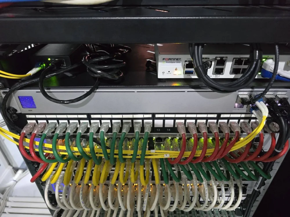 ช่างรับเดินสายแลนกำลังจัดสายเข้าตู้ Rack อย่างเป็นระเบียบ